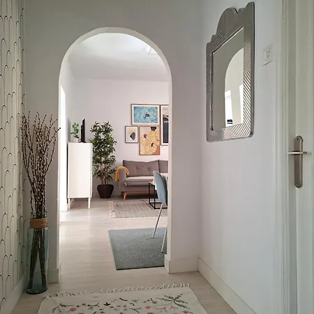 A 5 Min A Pie Del Centro, Muy Acogedor, Wifi Y Netflix