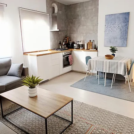 A 5 Min A Pie Del Centro, Cama 1'60, Wifi Y Netflix *