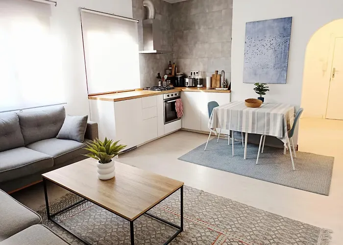 A 5 Min A Pie Del Centro, Cama 1'60, Wifi Y Netflix *